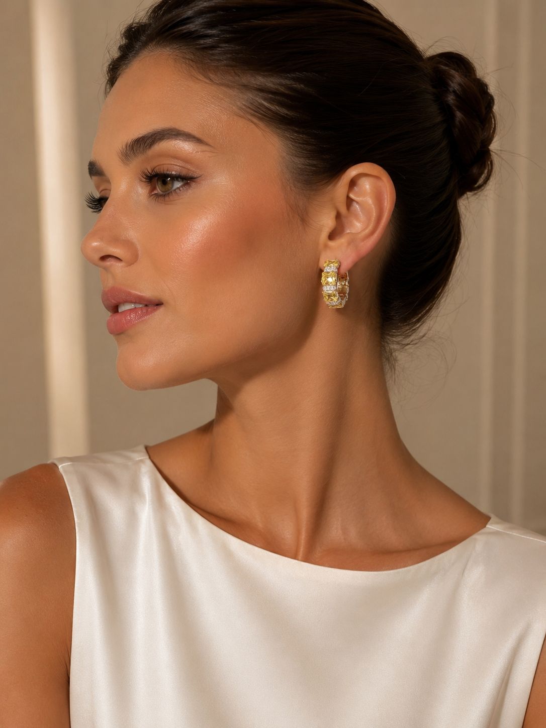 Modelo usando Argola Yellow Stone — Coleção Lumière Malves Semijoias