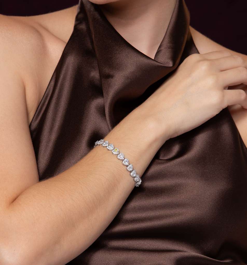 Pulseira Coração Yellow Stone coleção Lumière — usada no modelo